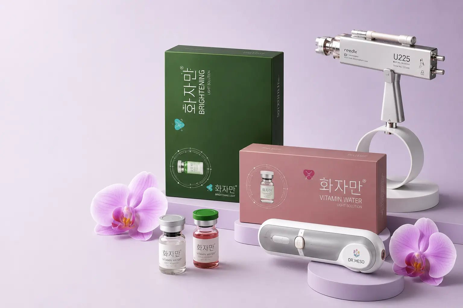 Présentation de la gamme Seoul Factory incluant les coffrets Skinbooster Brightening et Vitamin Water, ainsi que les dispositifs de mésothérapie professionnels U225 et Dr. Meso sur un fond lilas élégant.