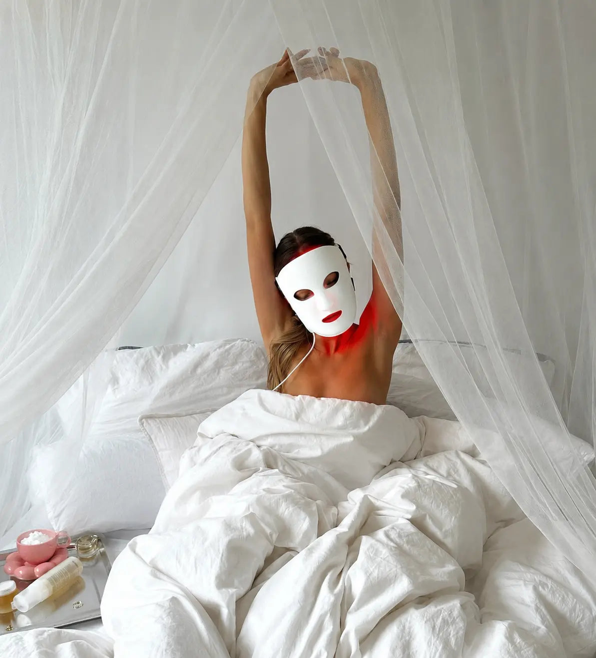Cliente portant le masque LED 600 luminothérapie rouge au lit – avis achat Seoul Factory