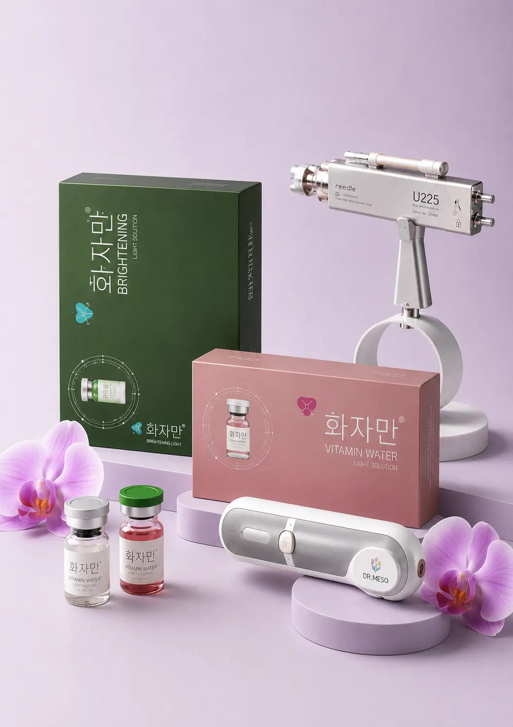 Présentation de la gamme Seoul Factory incluant les coffrets Skinbooster Brightening et Vitamin Water, ainsi que les dispositifs de mésothérapie professionnels U225 et Dr. Meso sur un fond lilas élégant
